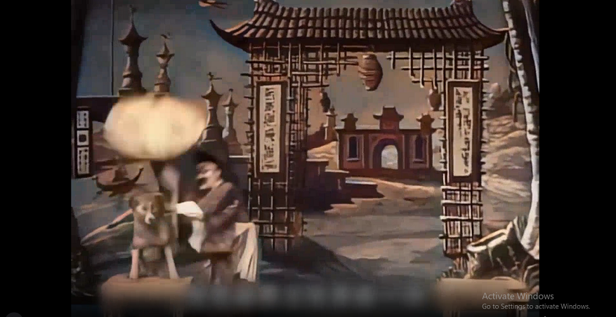 Đỉnh cao là khi ông ta vẫy ô, biến hai chiếc đèn lồng thành một chú chó, rồi biến chú chó thành một người phụ nữ. (Ảnh cắt từ clip của Sohu)