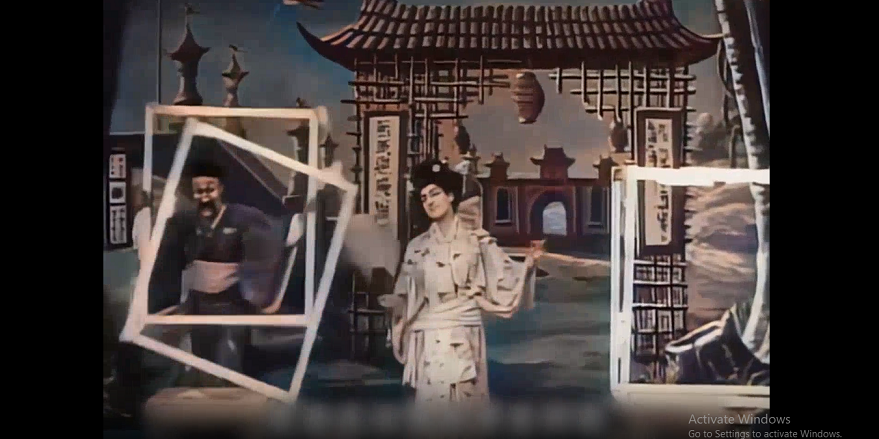 Màn kết thúc gây kinh ngạc khi ông ta dùng tấm vải phủ lên cô gái, biến cô thành một đàn gà và một người đàn ông. (Ảnh cắt từ clip của Sohu)