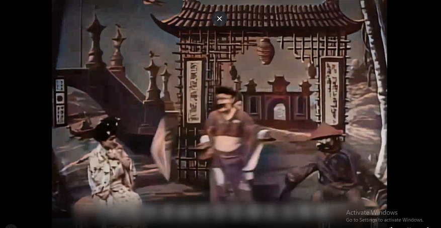 Ảo thuật gia còn thực hiện màn hoán đổi vị trí thần kỳ giữa hai người trên sân khấu trong chớp mắt. (Ảnh cắt từ clip của Sohu)