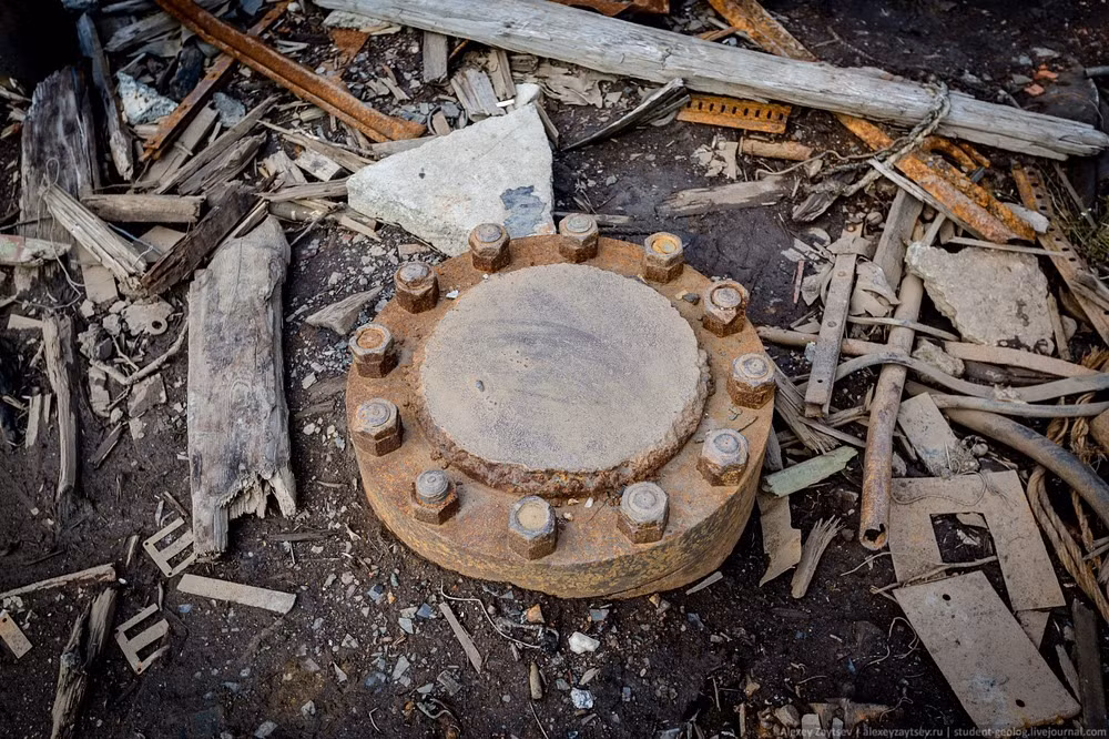 Các dự án khoan sâu trước đây, như Kola Superdeep Borehole của Nga (đạt 12.289 m) và dự án của Đức (9.101 m), đều gặp khó khăn do nhiệt độ cao và địa chất phức tạp. (Ảnh: amusingplanet)