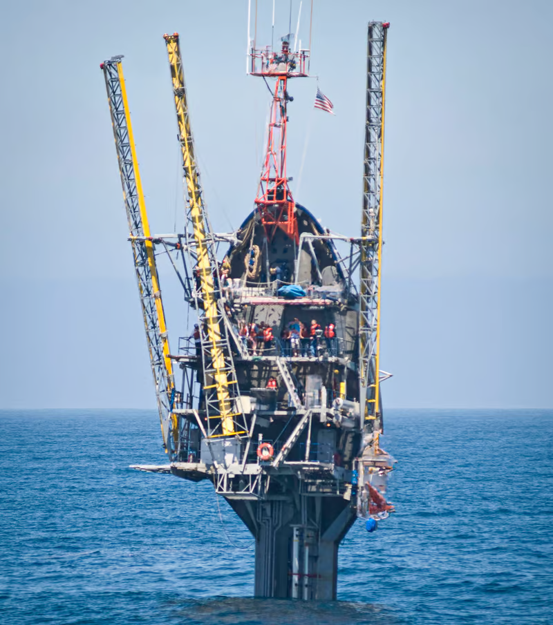 Con tàu dài 108m, không có động cơ, di chuyển bằng tàu kéo và khi “bốc đầu”, phần đuôi chìm 91m dưới mặt biển. (Ảnh: newatlas)