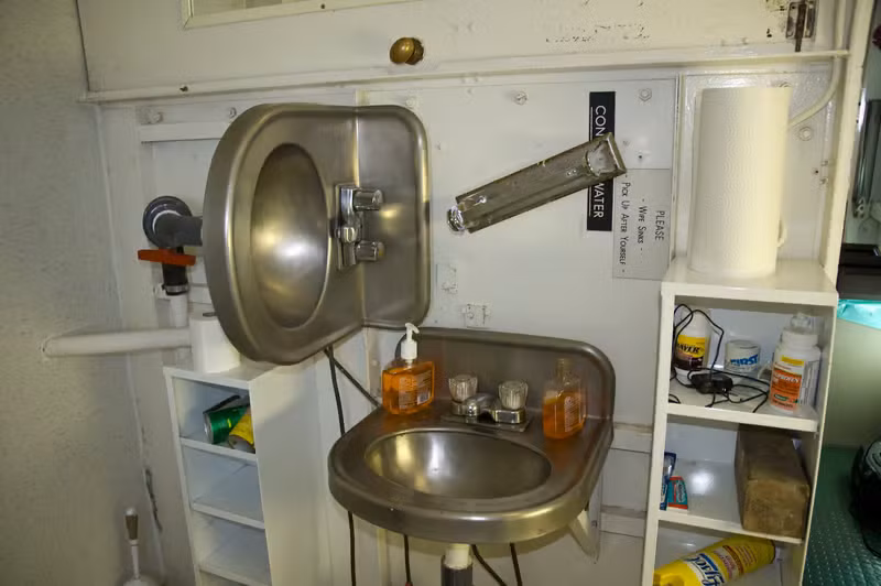 Hệ thống két dằn đặc biệt giúp con tàu chuyển từ tư thế nằm ngang sang thẳng đứng chỉ trong 20 phút, mà không làm xáo trộn nội thất bên trong.(Ảnh: newatlas)