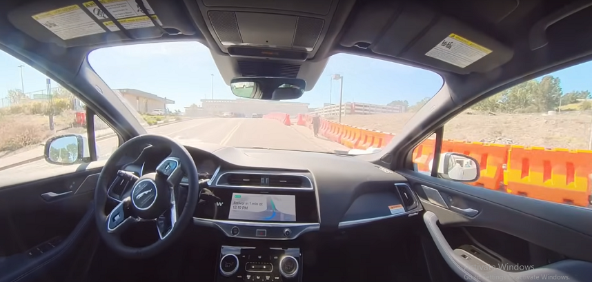 Những trải nghiệm này khiến Tung cảm thấy bất an, say xe và không muốn thử lại dịch vụ. (Ảnh: YouTube/Sophia Tung)