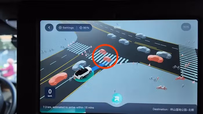 Hệ thống tự hành hoạt động thiếu ổn định khi xe phanh gấp, chuyển làn đột ngột và nhận diện sai đối tượng trên đường. (Ảnh: Đời sống pháp luật)