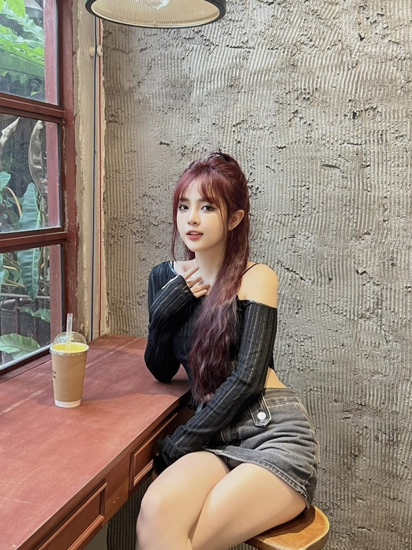 Cô đã dành 4-6 tiếng mỗi ngày chơi game và livestream để xây dựng sự nghiệp. (Ảnh: FBNV)