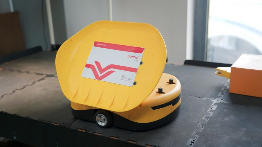 Những robot này là thiết bị tự hành (AGV), có thể di chuyển với tốc độ 2m/s, đọc mã QR trên gói hàng và tự động phân loại. . (Ảnh: Viettel Family)
