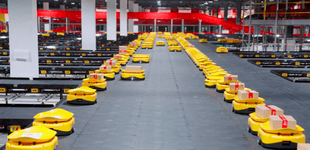 Việc ứng dụng robot giúp rút ngắn thời gian giao hàng, tăng công suất xử lý bưu kiện lên gấp nhiều lần. (Ảnh: An Ninh Tiền Tệ)