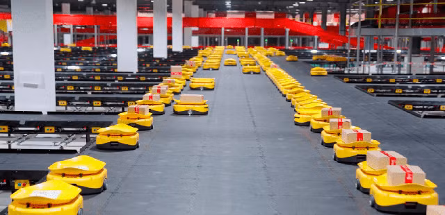 Việc ứng dụng robot giúp rút ngắn thời gian giao hàng, tăng công suất xử lý bưu kiện lên gấp nhiều lần. (Ảnh: An Ninh Tiền Tệ)