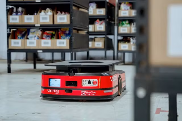 Tuy nhiên, sự phát triển của robot trong logistics đặt ra thách thức về việc làm và yêu cầu nâng cao kỹ năng cho người lao động. (Ảnh: Nhịp sống thị trường)
