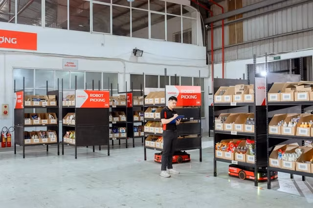 Các hệ thống robot cánh tay linh hoạt cũng đang được thử nghiệm để kiểm tra kho và phân loại hàng hóa. (Ảnh: Nhịp sống thị trường )