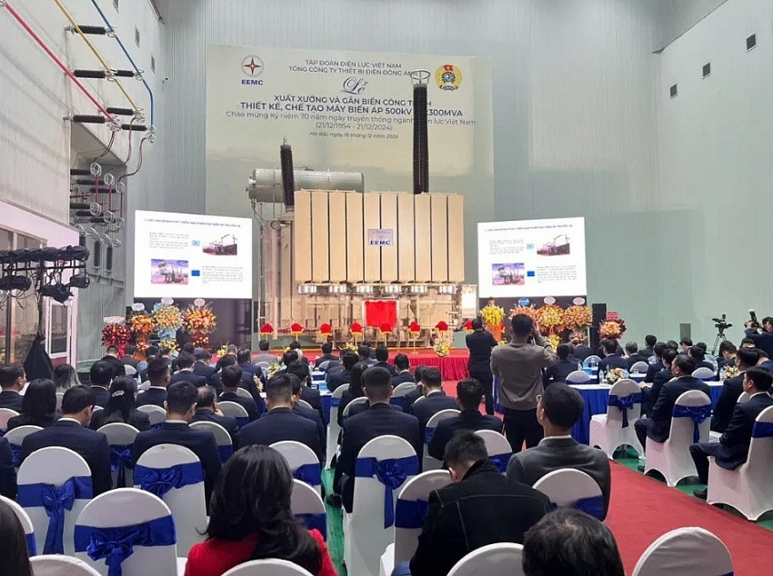 Máy biến áp 500kV-3x300MVA có trọng lượng 260 tấn, cao tương đương tòa nhà 3 tầng và là thiết bị quan trọng trong hệ thống truyền tải điện quốc gia. (Ảnh: EEMC)