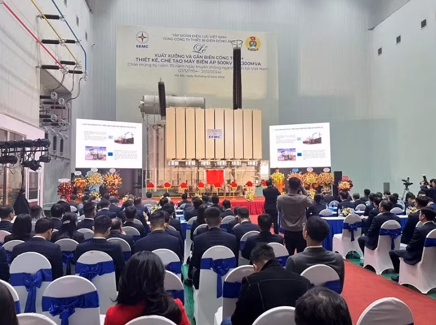 Máy biến áp 500kV-3x300MVA có trọng lượng 260 tấn, cao tương đương tòa nhà 3 tầng và là thiết bị quan trọng trong hệ thống truyền tải điện quốc gia. (Ảnh: EEMC)