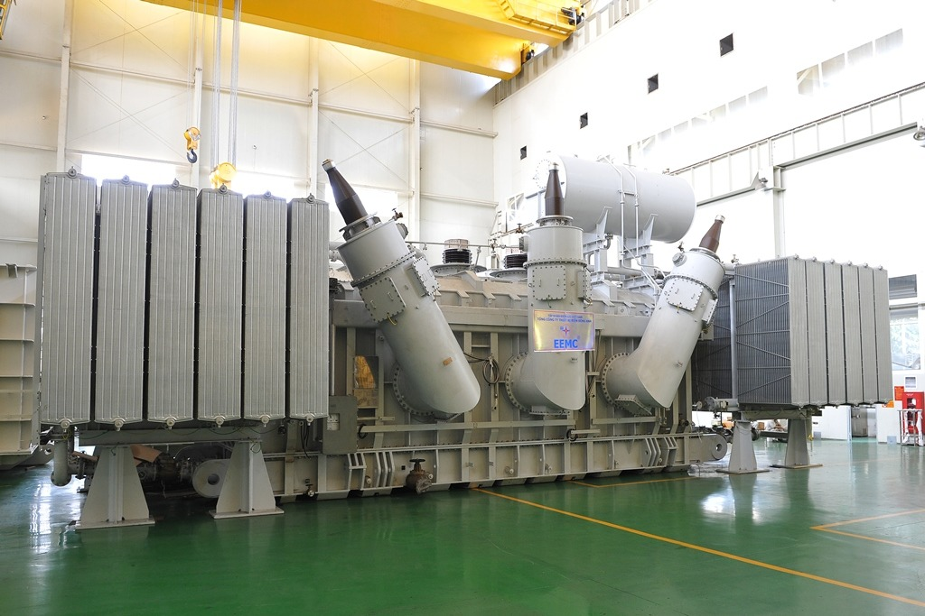 Trước đó, EEMC đã chế tạo thành công máy biến áp đầu cực 500kV-467MVA nặng 420 tấn vào năm 2019, tạo tiền đề cho bước tiến mới này.(Ảnh: EEMC)
