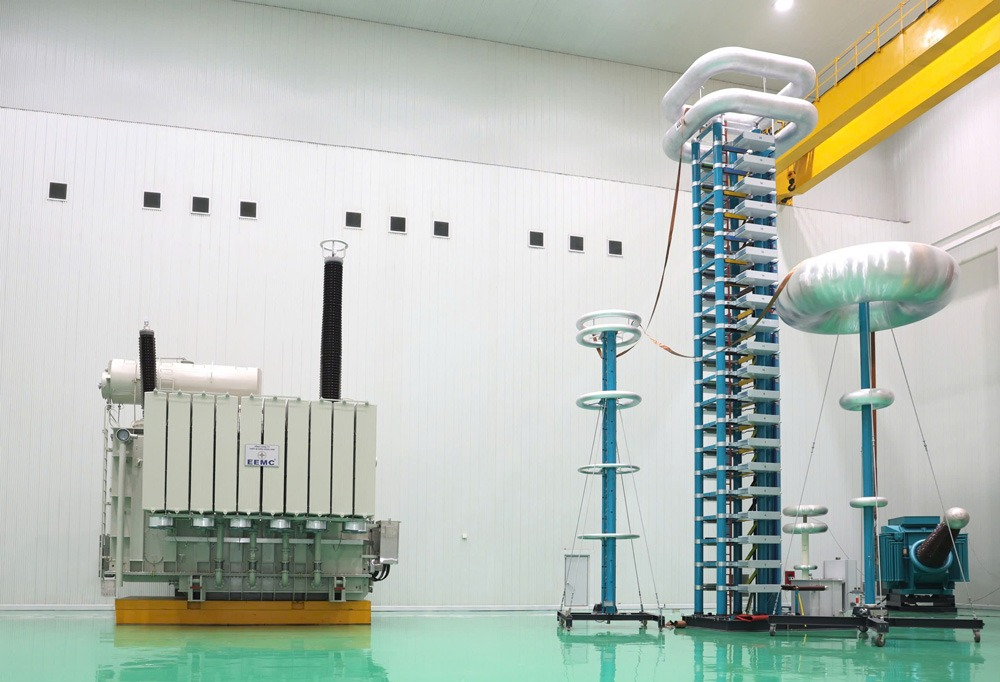 Việt Nam đã lập kỷ lục khi chế tạo thành công máy biến áp nguồn 3 pha 500kV-3x300MVA, trở thành quốc gia đầu tiên và duy nhất tại Đông Nam Á làm được điều này. (Ảnh: EEMC)