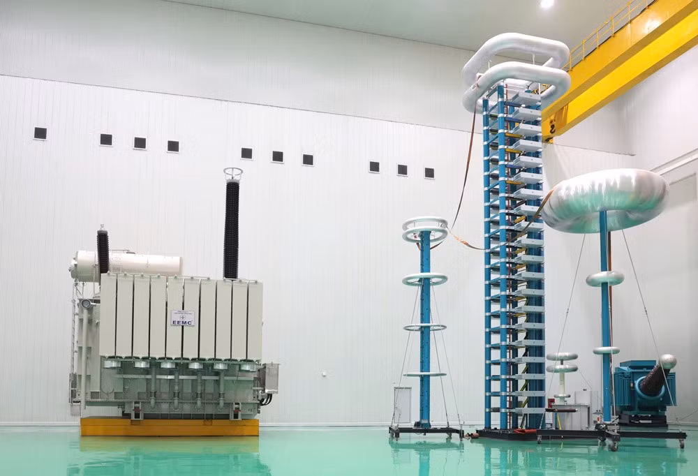 Việt Nam đã lập kỷ lục khi chế tạo thành công máy biến áp nguồn 3 pha 500kV-3x300MVA, trở thành quốc gia đầu tiên và duy nhất tại Đông Nam Á làm được điều này. (Ảnh: EEMC)