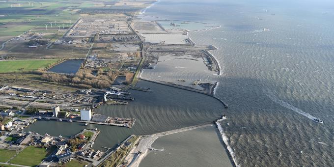 Các khối bê tông khổng lồ này được chế tạo tại một nhà máy chuyên biệt, sau đó hạ xuống độ sâu 40m dưới biển Baltic và ghép lại chính xác. (Ảnh: Van Oord)