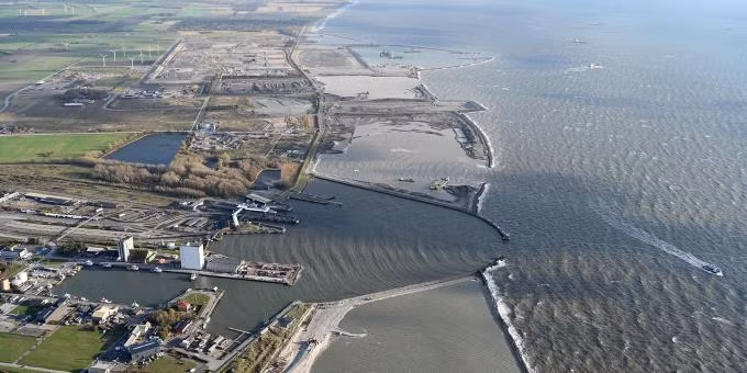 Các khối bê tông khổng lồ này được chế tạo tại một nhà máy chuyên biệt, sau đó hạ xuống độ sâu 40m dưới biển Baltic và ghép lại chính xác. (Ảnh: Van Oord)