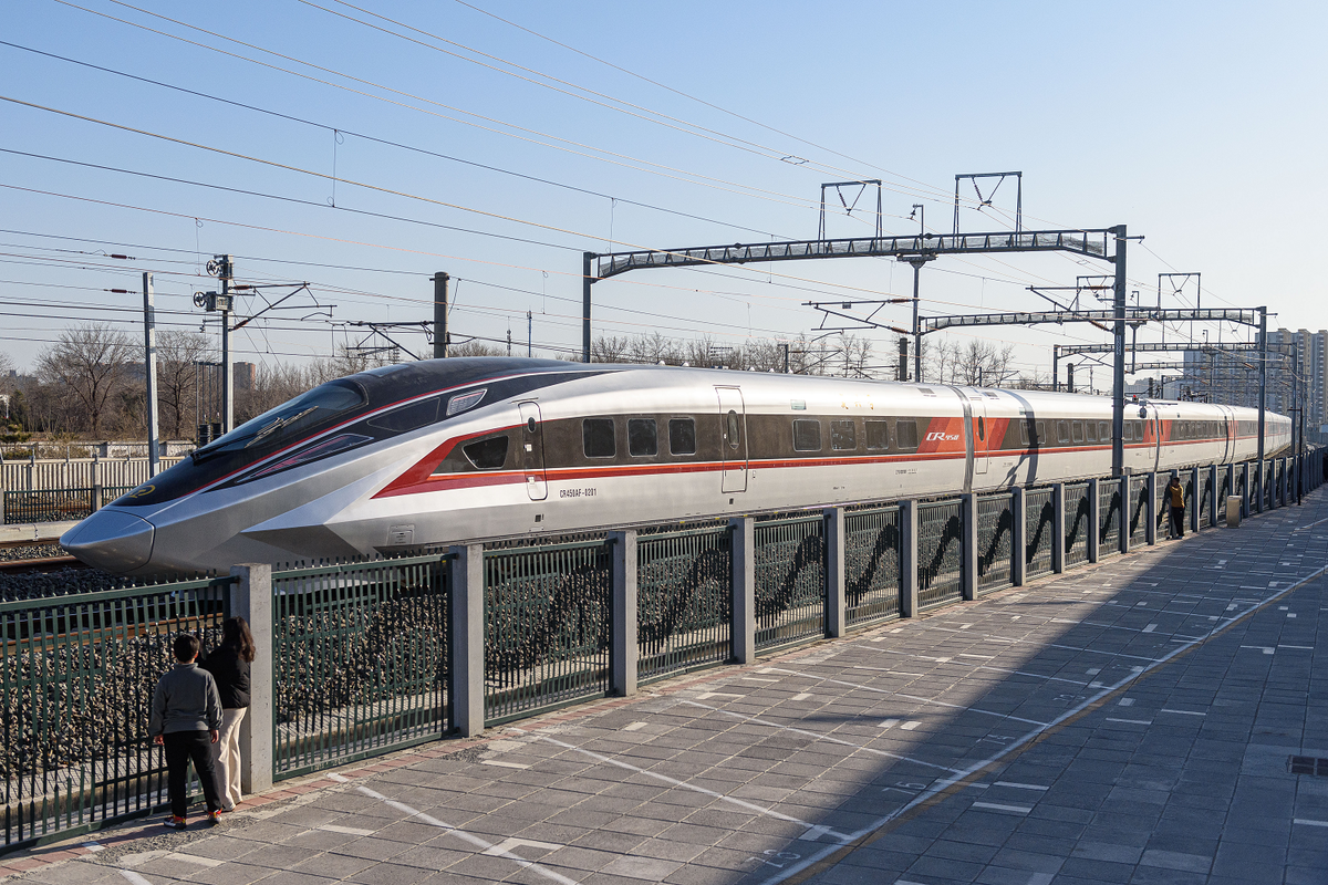 Dù đối mặt với nợ công cao, chính phủ Trung Quốc vẫn tiếp tục phát triển tàu cao tốc nhằm củng cố vị thế dẫn đầu về công nghệ giao thông. (Ảnh: Wikipedia)