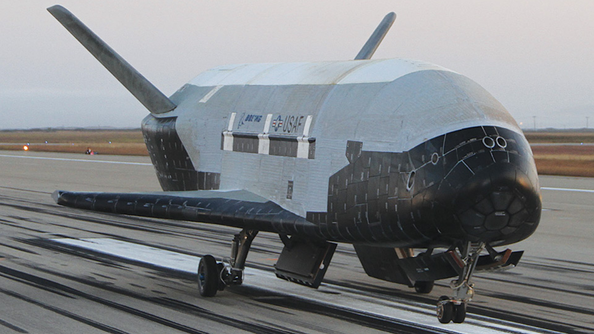 X-37B có thể ở lại quỹ đạo hàng trăm ngày, thậm chí nhiều năm, trước khi trở về Trái Đất.(Ảnh: Task &amp; Purpose)
