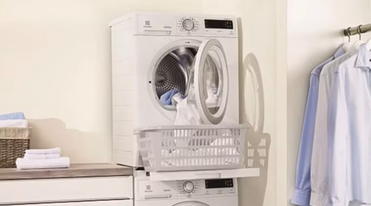 Dùng nhiều điện hơn và cần đổ nước sau mỗi lần sấy để tránh tràn nước trong máy. (Ảnh: mediamart)