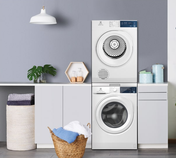 2. Máy sấy thông hơi - Phổ biến nhưng cần không gian thoáng: Máy sấy thông hơi có giá phải chăng, sấy nhanh (1-2 tiếng) bằng cách đẩy khí nóng trực tiếp vào quần áo. (Ảnh: Điện máy Nhật Tân)