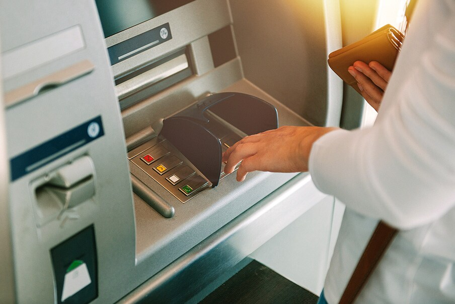 Người dân được khuyên chỉ rút tiền từ ATM của ngân hàng uy tín, bảo vệ mật khẩu và cài đặt thông báo giao dịch. (Ảnh: JAL)