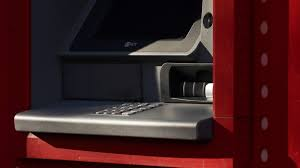 Do số tiền rút mỗi lần không lớn, giao dịch không cần xác thực sinh trắc học, giúp kẻ gian dễ dàng thực hiện hành vi lừa đảo. (Ảnh: WIRED)