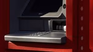 Do số tiền rút mỗi lần không lớn, giao dịch không cần xác thực sinh trắc học, giúp kẻ gian dễ dàng thực hiện hành vi lừa đảo. (Ảnh: WIRED)