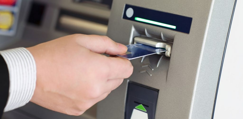 Máy ATM này chỉ có chức năng "rút tiền", nhưng thực chất là thiết bị lừa đảo thu thập thông tin thẻ và mật khẩu. (Ảnh: TechJuice)