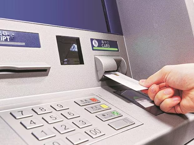 Một vụ lừa đảo tinh vi liên quan đến máy ATM giả mạo đã xảy ra tại Thượng Hải, Trung Quốc, khiến một người đàn ông mất gần 15.000 nhân dân tệ (khoảng 52 triệu đồng). (Ảnh: Business Standard)