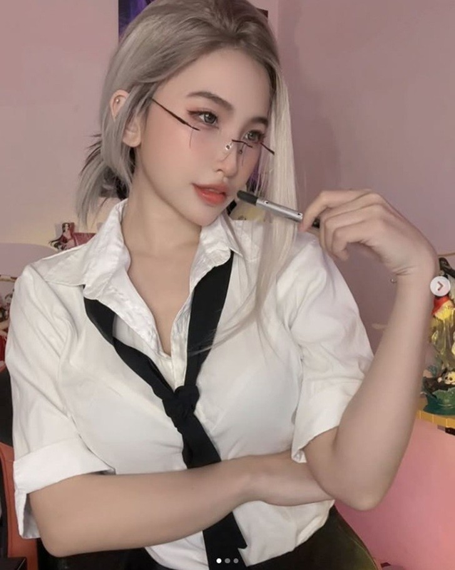 Dù thường xuyên khoe ngoại hình gợi cảm và gây xôn xao, cô nàng vẫn duy trì phong cách livestream chuyên nghiệp và thể hiện kỹ năng chơi game ấn tượng. (Ảnh: IGNV)