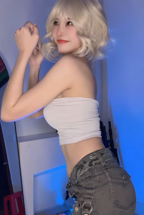 Lily diện áo quây gợi cảm, quần ngắn trẻ trung, kết hợp mái tóc ngắn nhuộm vàng sáng, mang đến vẻ ngoài khỏe khoắn, hiện đại. Không chỉ thay đổi ngoại hình, nữ streamer này còn tự tin trình diễn những bước nhảy quyến rũ, thu hút đông đảo sự chú ý của người hâm mộ. (Ảnh: gamek)