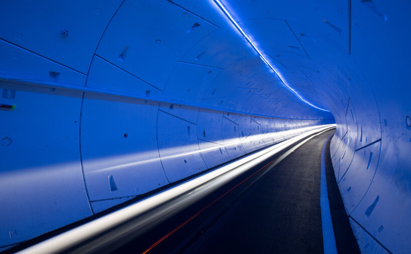 Phương tiện di chuyển dự kiến là xe Tesla do người lái điều khiển, với hệ thống camera giám sát 100% và không có điểm mù. (Ảnh: designboom)