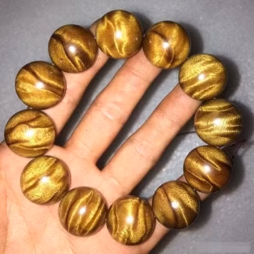 Loại gỗ này có kết cấu mịn, màu vàng óng tự nhiên, chống mục nát, kháng khuẩn, và tỏa mùi thơm lâu bền. (Ảnh: DNVN)