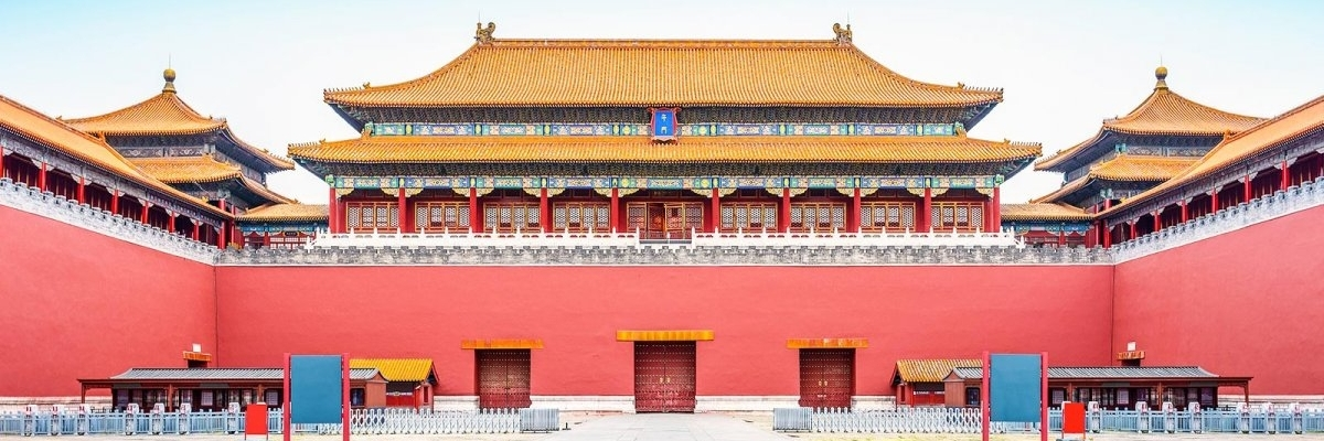 Ngày nay, khi trùng tu Tử Cấm Thành, các chuyên gia đã thay thế lớp sơn truyền thống bằng những vật liệu an toàn hơn, thân thiện với môi trường nhưng vẫn giữ nguyên màu sắc đặc trưng. Cách làm này vừa giúp bảo tồn di tích lịch sử, vừa đảm bảo sự bền vững cho công trình lâu đời này.