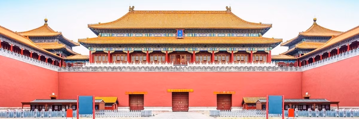 Ngày nay, khi trùng tu Tử Cấm Thành, các chuyên gia đã thay thế lớp sơn truyền thống bằng những vật liệu an toàn hơn, thân thiện với môi trường nhưng vẫn giữ nguyên màu sắc đặc trưng. Cách làm này vừa giúp bảo tồn di tích lịch sử, vừa đảm bảo sự bền vững cho công trình lâu đời này.