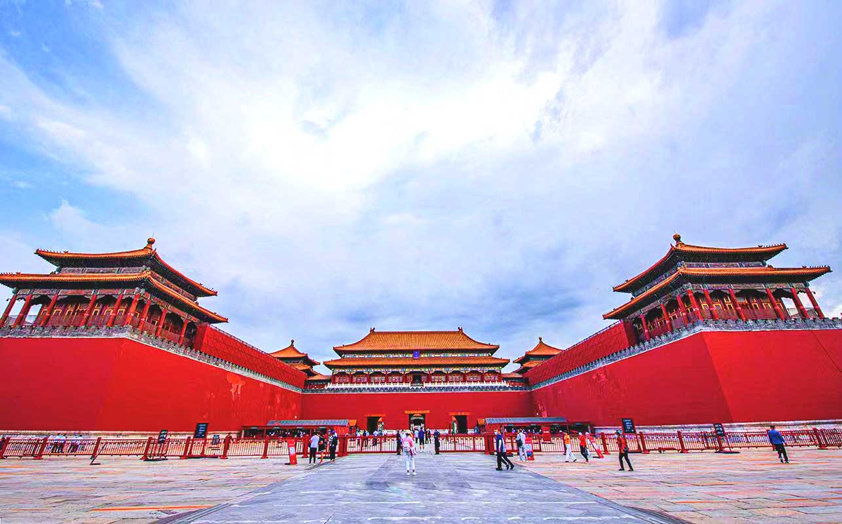 Mặc dù việc sử dụng huyết lợn để trừ tà chỉ là lời đồn, nhưng trong lịch sử, Tử Cấm Thành thực sự có nhiều nghi lễ mang ý nghĩa cầu an. Các vị hoàng đế thường tổ chức lễ tế trời đất, thờ cúng tổ tiên vào những dịp quan trọng như Tết Nguyên đán, Tết Đoan Ngọ hay Tết Trung Thu nhằm mong muốn triều đại hưng thịnh, quốc thái dân an.