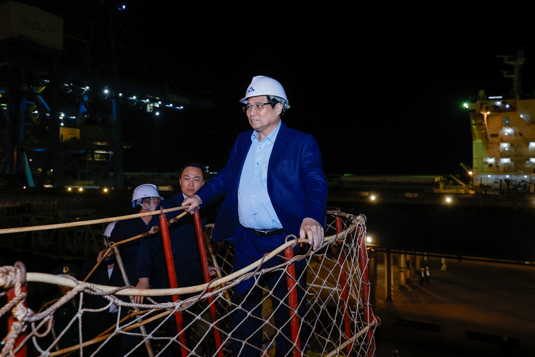 Thủ tướng thăm thép Hòa Phát, động viên sản xuất ray đường sắt tốc độ cao - Hình 3 Thu tuong tham thep Hoa Phat, dong vien san xuat ray duong sat toc do cao-Hinh-3