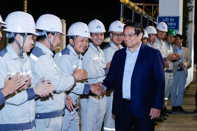 Thủ tướng thăm thép Hòa Phát, động viên sản xuất ray đường sắt tốc độ cao Thu tuong tham thep Hoa Phat, dong vien san xuat ray duong sat toc do cao