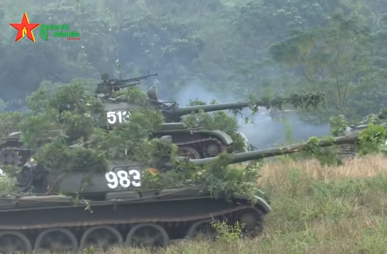 Từ nhiều năm nay, Việt Nam đã triển khai các đề tài nâng cấp từng phần và toàn phần xe tăng T-54/55 nhằm tăng cường sức mạnh lực lượng chiến đấu trên bộ. Bên cạnh đó, chúng ta cũng bước đầu mua thêm 64 xe tăng T-90S/SK hiện đại hơn từ Liên bang Nga. Dự kiến, trong năm nay, Việt Nam có thể bắt đầu nhận được T-90 từ Uralvagonzavod. Nguồn ảnh: Truyền hình QĐND