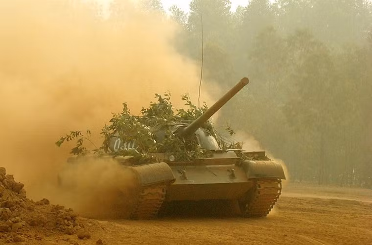 Trong kháng chiến chống Mỹ, Việt Nam được Liên Xô viện trợ cho một số phiên bản T-54 gồm: T-54-2, T-54A, T-54B, T-54M rồi hiện đại hơn cả là T-55. Ngoài ra, Trung Quốc cung cấp các xe tăng Type 59 – thiết kế chế tạo hầu như sao chép công nghệ mẫu T-54B.