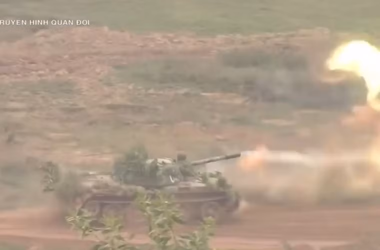 Trong ảnh, khoảnh khắc pháo 100mm khai hỏa trong khi xe tăng T-54 đang hành tiến. Nguồn ảnh: VTV1