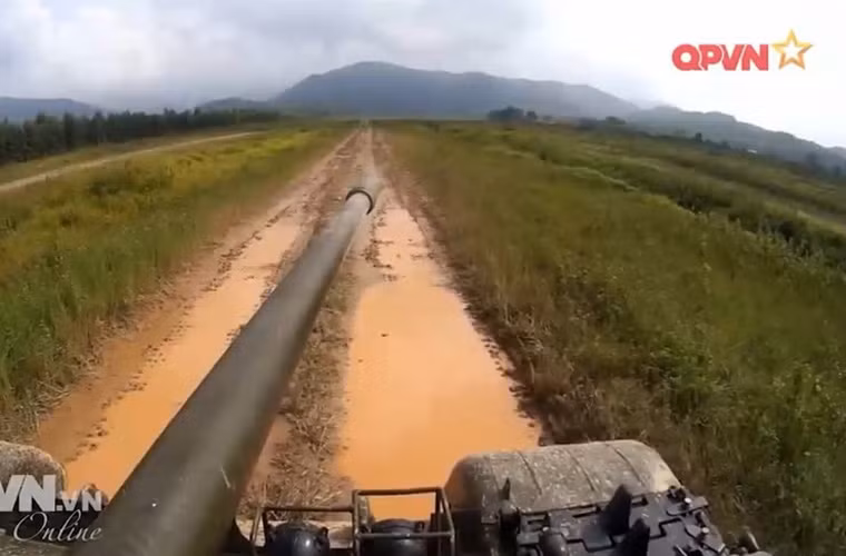 Trong đó, theo các tài liệu kỹ thuật được công khai thì đời T-54-2 và T-54A thiếu vắng các hệ thống ổn định giúp pháo chính bắn chính xác trong hành tiến. Nguồn ảnh: Kênh QPVN