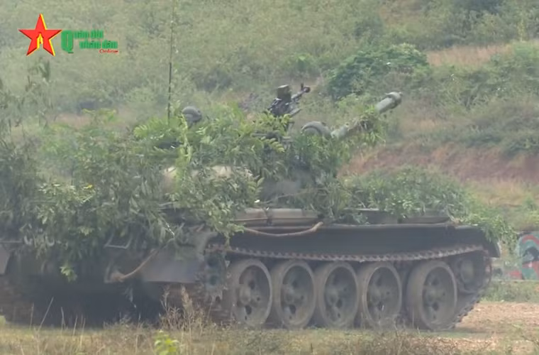Tuy mua T-90, nhưng có thể trong ít nhất một thập kỷ nữa các xe tăng T-54 vẫn là “chủ lực, xương sống” của bộ đội tăng – thiết giáp Việt Nam. Nguồn ảnh: Truyền hình QĐND