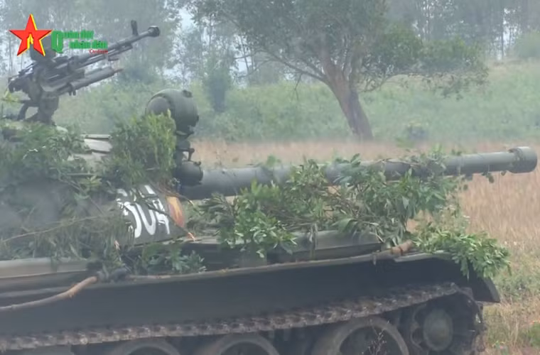 Trong ảnh, xe tăng T-54 của Lữ đoàn thiết giáp 206 đang khai hỏa đại liên đồng trục 7,62mm. Nguồn ảnh: Truyền hình QĐND