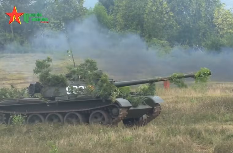 Pháo chính D-10T hay D-10T2S của xe tăng T-54/55 vốn là phiên bản nâng cấp từ mẫu D-10S được trang bị cho các pháo chống tăng SU-100 thời CTTG 2. Nó có khả năng bắn nhiều loại đạn xuyên giáp, đạn nổ chống bộ binh, phá công sự. Theo các tài liệu được công bố, đạn xuyên thép nổ mạnh BR-412 trang bị cho T-54/55 có khả năng xuyên 150mm thép cách 1.000m; đạn nổ mạnh chống tăng 3UBK4 có thể xuyên tới 380mm thép…Nguồn ảnh: Truyền hình QĐND