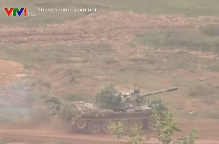 Dù là chậm nhưng khi di chuyển cũng tạo ra sự mất ổn định của pháo, ảnh hưởng tới độ chính xác. Việc xe tăng T-54 “tự tin” khai hỏa pháo cho thấy nó được thiết kế để làm điều đó. Nguồn ảnh: VTV1