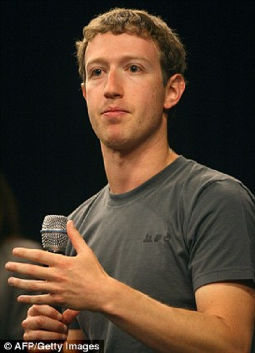 Nếu để ý bạn sẽ thấy độ dài ngón tay trỏ và ngón áp út của tỷ phú Mark Zuckerberg xấp xỉ bằng nhau. Theo nhân tướng học, đây không chỉ là bàn tay giàu sang mà còn là tướng của người giàu tình cảm, kiệm lời và luôn đồng cảm với người khác. Điều này có vẻ như đã nghiệm đúng với tỷ phú trẻ Mark Zuckerberg.