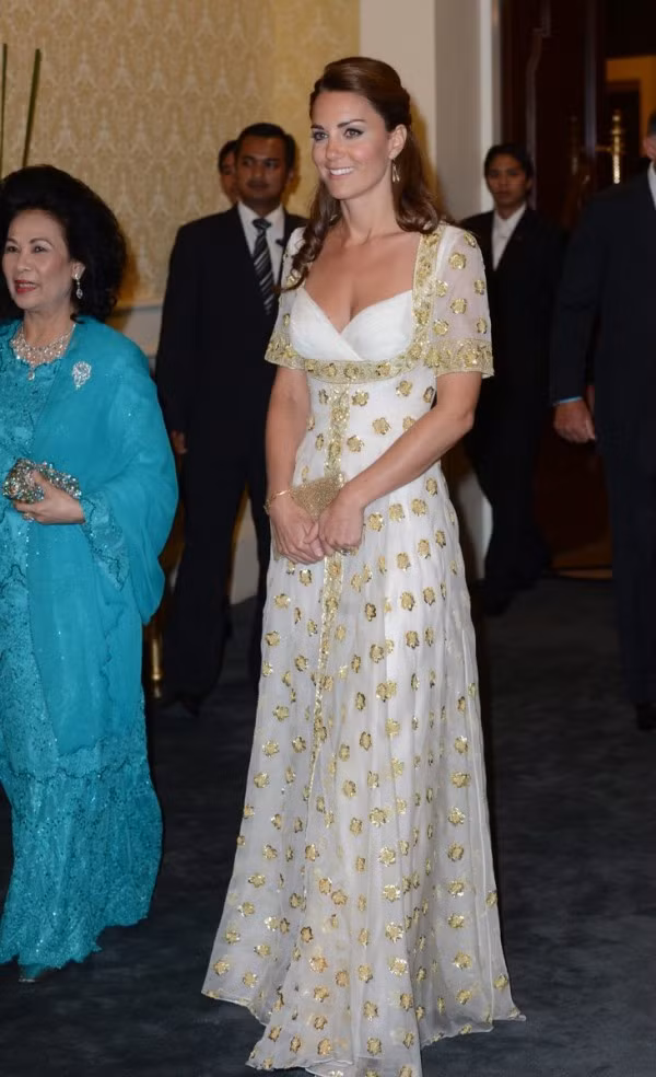 11 mau vay du tiec quyen ru cua cong nuong Kate Middleton-Hinh-2