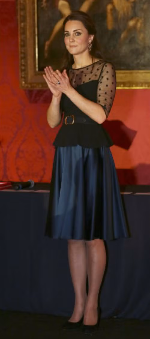 Thiết kế hở vai mỏng manh gợi cảm.